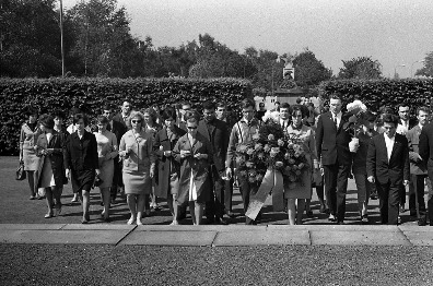 Делегация Челябинской области на Ольшанском кладбище в Праге. Фото Е. Ткаченко. Май, 1968 г.