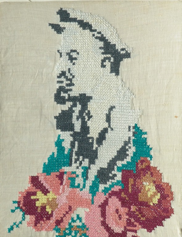 Портрет В.И. Ленина, вышитый крестом.