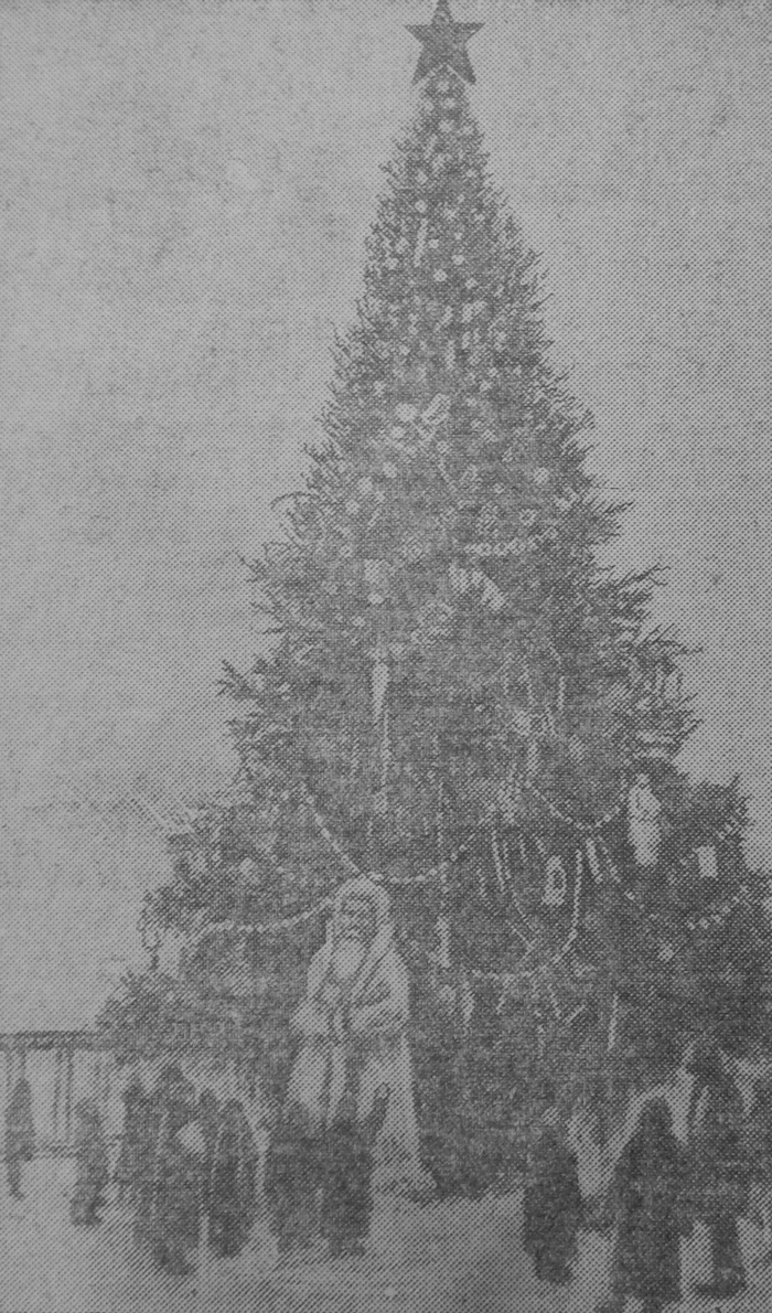 Фотография елки на площади Революции в газете «Челябинский рабочий». 4 января 1938 г.