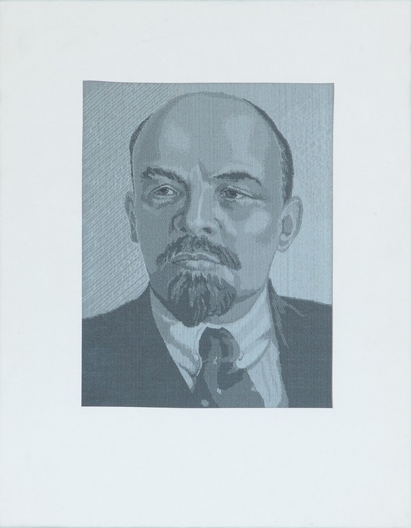 Портрет Ленина на полотне под стеклом.