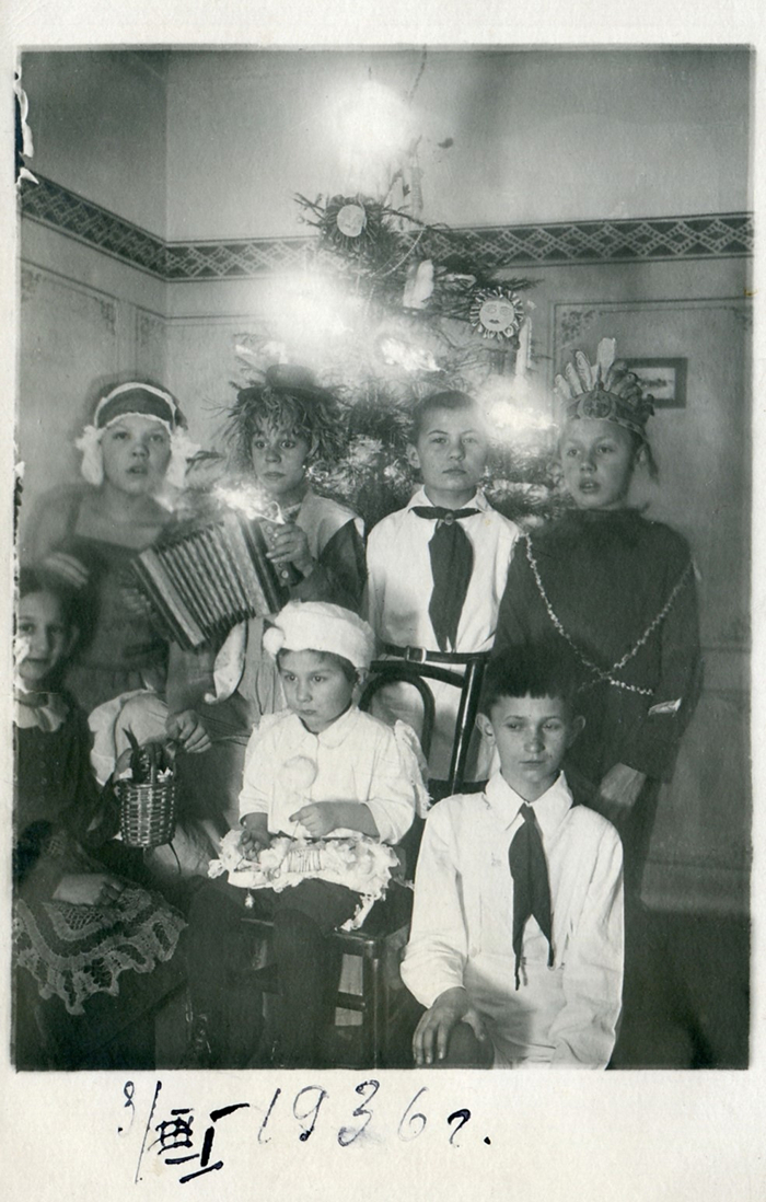 Учащиеся одной из челябинских школ у новогодней елки. 3 января 1936 г.