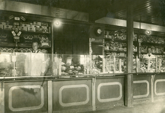 В кондитерском отделе магазина «Гастроном» на ЧТЗ. 1937 г.